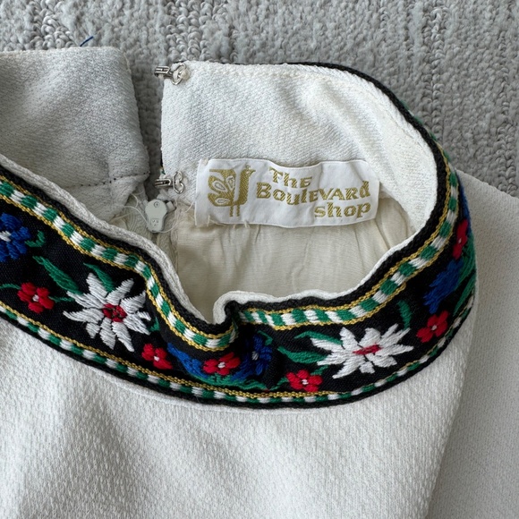 Vintage 60-70s Frock Style Dress with Floral Folk Art Details Size 6 - Picture 2 of 3